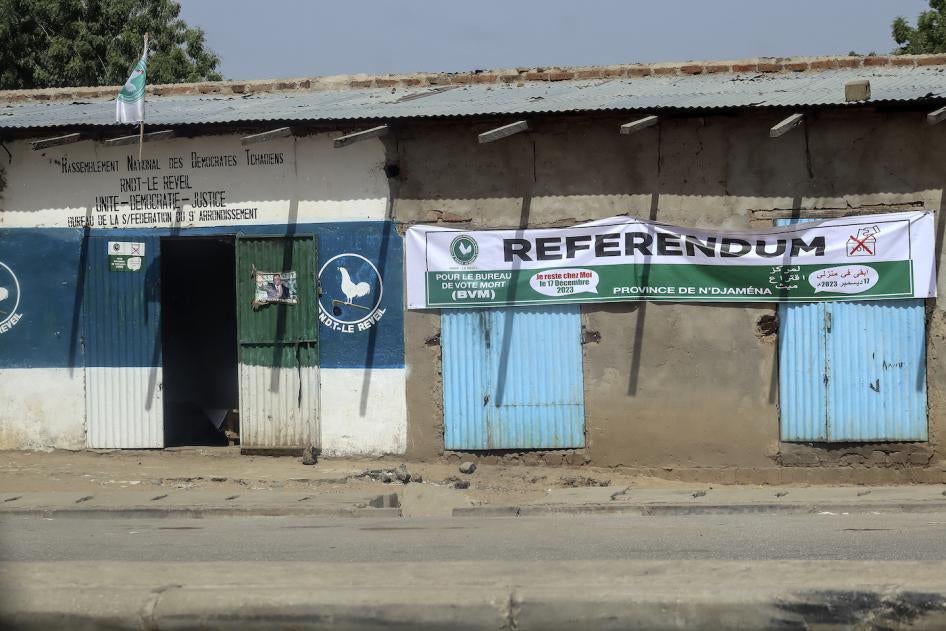 Une banderole du Rassemblement national des démocrates tchadiens (RNDT), photographiée à N'Djamena le 13 décembre 2023, appelle les citoyens à rester chez eux lors du référendum prévu le 17 décembre.