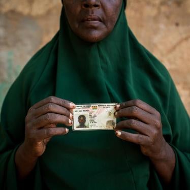 Saynab Buuley Xuseen oo haysa kaarka aqoonsiga qaran ee wiilkeeda Cabdi Bare Maxamed. Qof ka tirsan dadka deegaanka ayaa ku arkay meydka Cabdi Bare meel 18 kilo mitir u jirta magaalada Mandheera ee Waqooyi Bari Kenya, saddex todobaad ka dib markii ay aska
